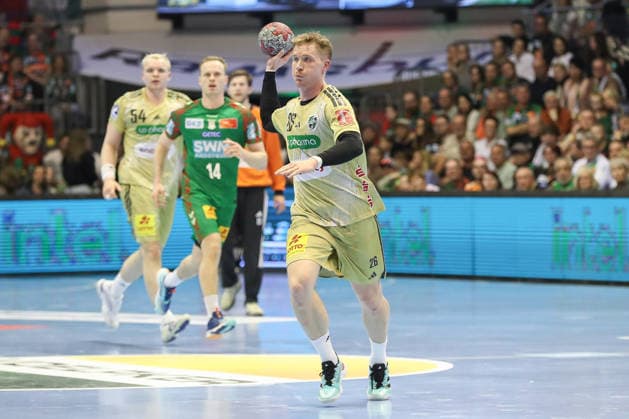 08.03.2026, xgox, Handball - Daikin HBL SC Magdeburg - TSV Hannover-Burgdorf emspor, v.l. Jonathan Edvardsson (Hannover, 26) am Ball, plays the ball Magdeburg