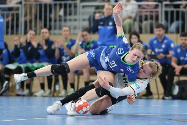 Deutschland - Slowenien, Handball-EM-Qualifikation der Frauen Lana Puncer (Slowenien, 31) und Annika Lott (Deutschland, 23) rangeln um den Ball. Handball-EM-Qualifikationsspiel der Frauen zwischen Deutschland und Slowenien am 8. März im SNP dome Heidelberg., Heidelberg Baden-Württemberg Deutschland SNP dome