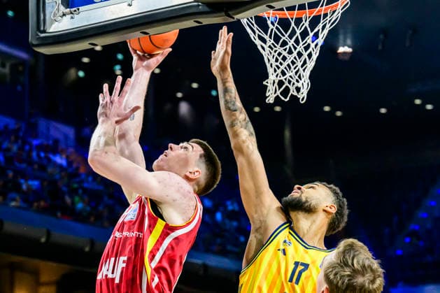 GER, Berlin, basketball, Alba Berlin vs Fitness First Wuerzburg Baskets, at the Max-Schmeling-Halle , BBL, pictured from left: Christian Skladanowski (Wuerzburg 19), Norris Agbakoko (Alba 17), Action, duels, fighting for the ball, March 8, 2026 Copyright: HMBxMedia UwexKoch