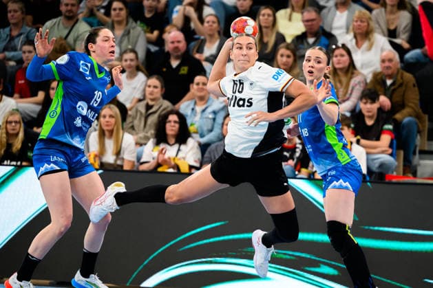 Handball, Frauen: EM-Qualifikation, Deutschland - Slowenien, 2. Runde, Gruppe 3, v.li. Spela Bajc (Slowenien), Dana Bleckmann (Deutschland), Ema Hrvatin (Slowenien) Heidelberg SNP Dome Baden-Württemberg Deutschland