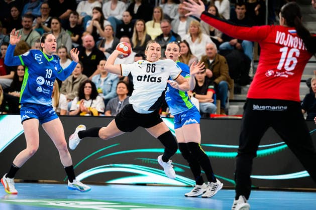 Handball, Frauen: EM-Qualifikation, Deutschland - Slowenien, 2. Runde, Gruppe 3, v.li. Spela Bajc (Slowenien), Dana Bleckmann (Deutschland), Torhueterin Maja Vojnovic (Slowenien) Heidelberg SNP Dome Baden-Württemberg Deutschland