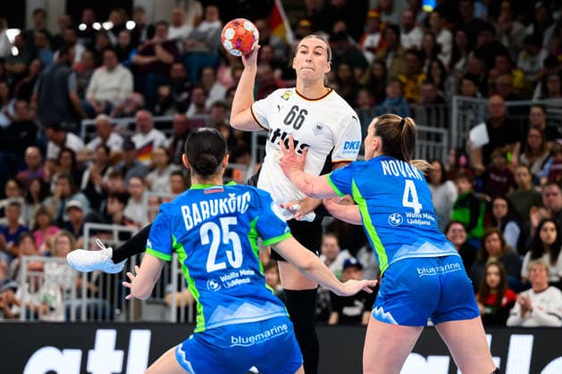 Handball, Frauen: EM-Qualifikation, Deutschland - Slowenien, 2. Runde, Gruppe 3, v.li. Ivona Barukcic (Slowenien), Dana Bleckmann (Deutschland), Erin Novak (Slowenien) Heidelberg SNP Dome Baden-Württemberg Deutschland