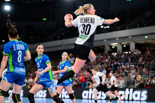 Handball, Frauen: EM-Qualifikation, Deutschland - Slowenien, 2. Runde, Gruppe 3, v.li. Ema Abina(Slowenien), Jenny Behrend (Deutschland) Heidelberg SNP Dome Baden-Württemberg Deutschland