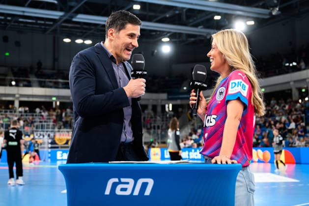 Handball, Frauen: EM-Qualifikation, Deutschland - Slowenien, 2. Runde, Gruppe 3, v.li. DHB Vorstand Ingo Meckes, Moderatorin Andrea Kaiser, Pro7Maxx, Ran Heidelberg SNP Dome Baden-Württemberg Deutschland