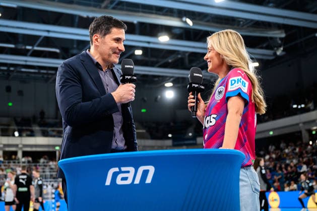 Handball, Frauen: EM-Qualifikation, Deutschland - Slowenien, 2. Runde, Gruppe 3, v.li. DHB Vorstand Ingo Meckes, Moderatorin Andrea Kaiser Heidelberg SNP Dome Baden-Württemberg Deutschland