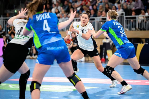 Handball, Frauen: EM-Qualifikation, Deutschland - Slowenien, 2. Runde, Gruppe 3, v.li. Jolina Huhnstock (Deutschland), Erin Novak (Slowenien), Emily Vogel (Deutschland), Lana Puncer (Slowenien) Heidelberg SNP Dome Baden-Württemberg Deutschland