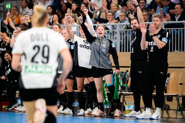 Handball, Frauen: EM-Qualifikation, Deutschland - Slowenien, 2. Runde, Gruppe 3, Dana Bleckmann (Deutschland), Nina Engel (Deutschland), Co-Trainer Frederick Griesbach (Deutschland) jubeln Antje Döll Doell (Deutschland) zu Heidelberg SNP Dome Baden-Württemberg Deutschland
