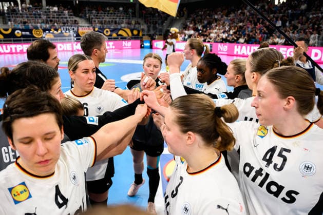 Handball, Frauen: EM-Qualifikation, Deutschland - Slowenien, 2. Runde, Gruppe 3, Hände, Gruppenfoto in der Auszeit Heidelberg SNP Dome Baden-Württemberg Deutschland