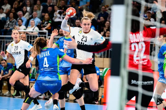 Handball, Frauen: EM-Qualifikation, Deutschland - Slowenien, 2. Runde, Gruppe 3, v.li. Erin Novak (Slowenien), Annika Lott (Deutschland), Torhueterin Dijana Dajic (Slowenien) Heidelberg SNP Dome Baden-Württemberg Deutschland