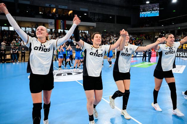 Handball, Frauen: EM-Qualifikation, Deutschland - Slowenien, 2. Runde, Gruppe 3, v.li. Matthes Langhoff (Deutschland), Alina Grijseels (Deutschland), Marie Steffen (Deutschland), Dana Bleckmann (Deutschland) Schlussjubel Schlußjubel Emotion Freude Heidelberg SNP Dome Baden-Württemberg Deutschland