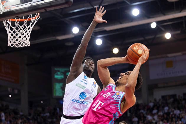 Joel AMINU (BON 21, re.) am Ball im Zweikampf gegen Khyri THOMAS (MBC 0, li.), unter dem Korb, Aktion. Endstand 88:72, Basketball 1.Bundesliga Telekom Baskets Bonn-SYNTAINICS MBC BON vs MBC Hauptrunde 23. Spieltag, im T E L E K O M D O M E, am 08.03.2026, Â