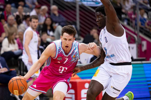 Grayson MURPHY (BON 7, li.) am Ball im Zweikampf gegen Khyri THOMAS (MBC 0, re.), Aktion. Endstand 88:72, Basketball 1.Bundesliga Telekom Baskets Bonn-SYNTAINICS MBC BON vs MBC Hauptrunde 23. Spieltag, im T E L E K O M D O M E, am 08.03.2026, Â