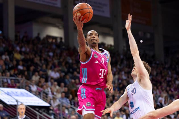 Jalen FINCH (BON 0, li.) am Ball im Zweikampf gegen Perttu BLOMGREN (MBC 20, re.), Aktion. Endstand 88:72, Basketball 1.Bundesliga Telekom Baskets Bonn-SYNTAINICS MBC BON vs MBC Hauptrunde 23. Spieltag, im T E L E K O M D O M E, am 08.03.2026, Â