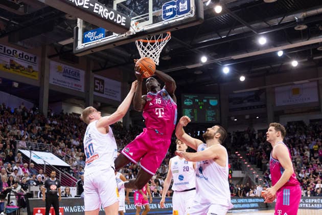 Kur JONGKUCH (BON 15, mi.) am Ball im Zweikampf gegen Collin WELP (MBC 40, li.) und Djurisic NEMANJA (MBC 42, re.), unter dem Korb, Aktion. Endstand 88:72, Basketball 1.Bundesliga Telekom Baskets Bonn-SYNTAINICS MBC BON vs MBC Hauptrunde 23. Spieltag, im T E L E K O M D O M E, am 08.03.2026, Â