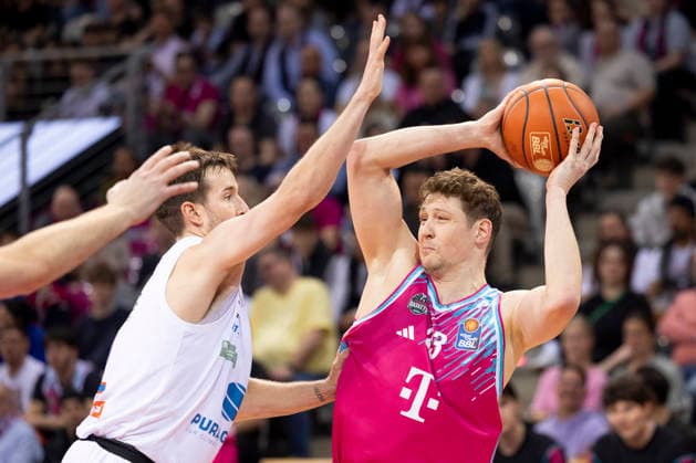 Patrick HECKMANN (BON 33, re.) am Ball im Zweikampf gegen Spencer REAVES (MBC 31, li.), Aktion. Endstand 88:72, Basketball 1.Bundesliga Telekom Baskets Bonn-SYNTAINICS MBC BON vs MBC Hauptrunde 23. Spieltag, im T E L E K O M D O M E, am 08.03.2026,