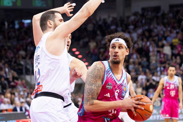 Michael KESSENS (BON 6, re.) am Ball im Zweikampf Djurisic NEMANJA (MBC 42, li.), unter dem Korb, Aktion. Endstand 88:72, Basketball 1.Bundesliga Telekom Baskets Bonn-SYNTAINICS MBC BON vs MBC Hauptrunde 23. Spieltag, im T E L E K O M D O M E, am 08.03.2026, Â