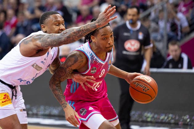 Jalen FINCH (BON 0, re.) am Ball im Zweikampf gegen Charles CALLISON (MBC 23, li.), Aktion. Endstand 88:72, Basketball 1.Bundesliga Telekom Baskets Bonn-SYNTAINICS MBC BON vs MBC Hauptrunde 23. Spieltag, im T E L E K O M D O M E, am 08.03.2026,