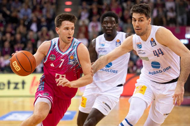 Grayson MURPHY (BON 7, li.) am Ball im Zweikampf gegen Jure PLANINIC (MBC 44, re.), Aktion. Endstand 88:72, Basketball 1.Bundesliga Telekom Baskets Bonn-SYNTAINICS MBC BON vs MBC Hauptrunde 23. Spieltag, im T E L E K O M D O M E, am 08.03.2026,