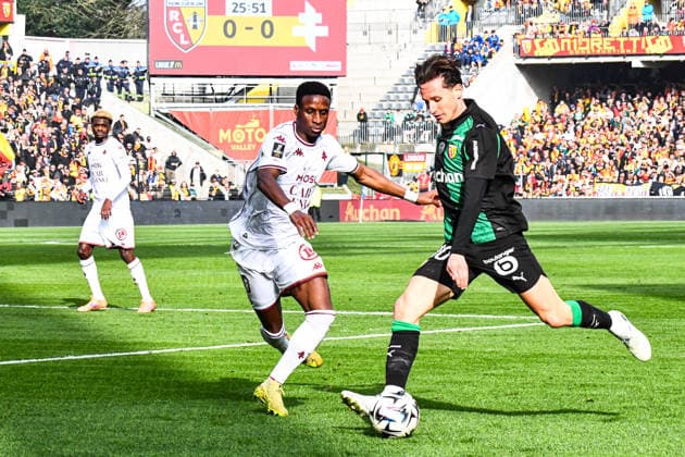 FOOTBALL : RC Lens vs FC Metz - Ligue 1 - JournÃ e 25 - 08 03 2026 Florian Thauvin (RC Lens) Bouna Sarr (FC Metz) LensFrance  Copyright: xBaptistexAutissierx