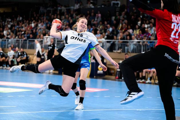 Handball, Frauen: EM-Qualifikation, Deutschland - Slowenien, 2. Runde, Gruppe 3, Jolina Huhnstock (Deutschland), Torhueterin Dijana Dajic (Slowenien) Heidelberg SNP Dome Baden-Württemberg Deutschland