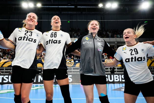 Handball, Frauen: EM-Qualifikation, Deutschland - Slowenien, 2. Runde, Gruppe 3, v.li. Annika Lott (Deutschland), Dana Bleckmann (Deutschland), Nina Engel (Deutschland), Antje Döll Doell (Deutschland) Schlussjubel Schlußjubel Emotion Freude Heidelberg SNP Dome Baden-Württemberg Deutschland