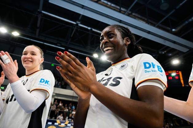 Handball, Frauen: EM-Qualifikation, Deutschland - Slowenien, 2. Runde, Gruppe 3, Farrelle Njinkeu (Deutschland) lachend laechelnd gut gelaunt grinst grinsend Heidelberg SNP Dome Baden-Württemberg Deutschland