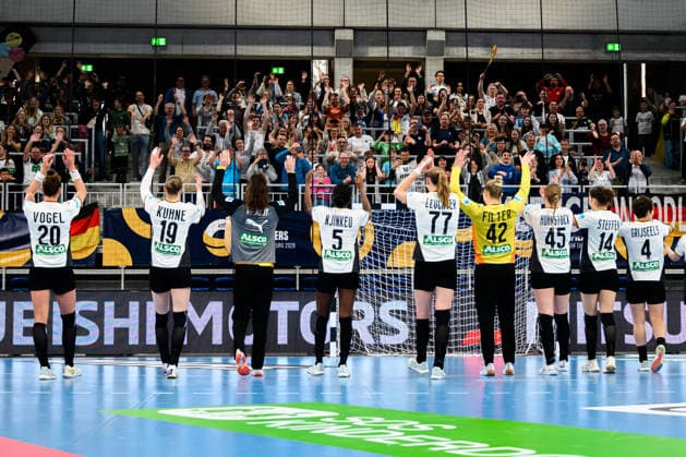 Handball, Frauen: EM-Qualifikation, Deutschland - Slowenien, 2. Runde, Gruppe 3, Schlussjubel Schlußjubel Emotion Freude Heidelberg SNP Dome Baden-Württemberg Deutschland