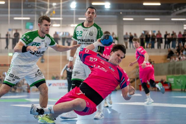 Handball I Herren I Saison 2025-2026 I 2. Bundesliga I 23. Spieltag I HC Oppenweiler Backnang - TSV Bayer Dormagen I 08.03.2026 Jan-Christian Schmidt (42, TSV Bayer Dormagen) im Wurf, dahinter Paul Krügele (26, HC Oppenweiler Backnang) und Ruben Carlos Mota de Sousa (22, HC Oppenweiler Backnang) Backnang Murrtal Arena Baden-Württemberg Deutschland Copyright: xLobeca MaxxPetershansx