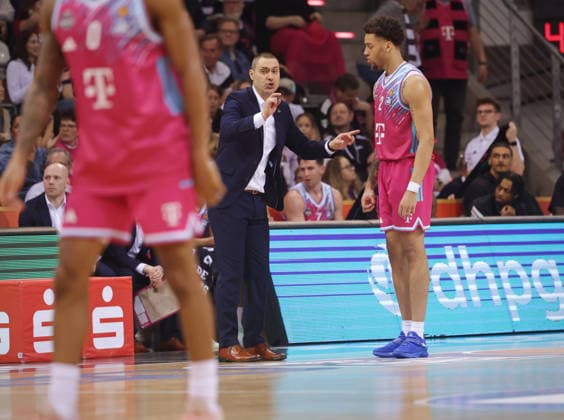 Trainer Marko Stankovic, Alijah Comithier Telekom Baskets Bonn vs. SYNTAINICS MBC 23. Speiltag - Saison 2025 26