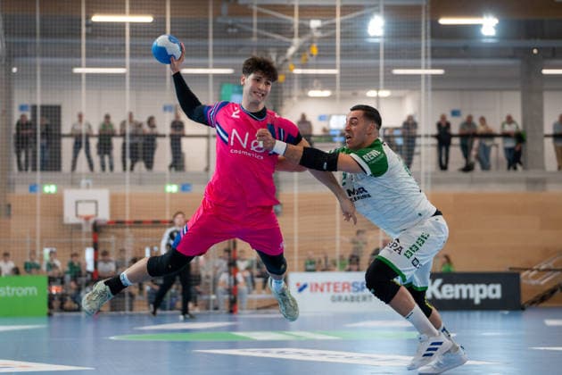 Handball I Herren I Saison 2025-2026 I 2. Bundesliga I 23. Spieltag I HC Oppenweiler Backnang - TSV Bayer Dormagen I 08.03.2026 Luca Krist (2, TSV Bayer Dormagen) im Wurf verteidigt von Ruben Carlos Mota de Sousa (22, HC Oppenweiler Backnang) Backnang Murrtal Arena Baden-Württemberg Deutschland Copyright: xLobeca MaxxPetershansx