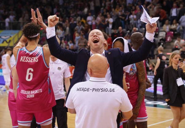 Co-Trainer Lionel Bosco, Physiotherapeut Bogdan Suciu Telekom Baskets Bonn nach Sieg vs. SYNTAINICS MBC 23. Speiltag - Saison 2025 26