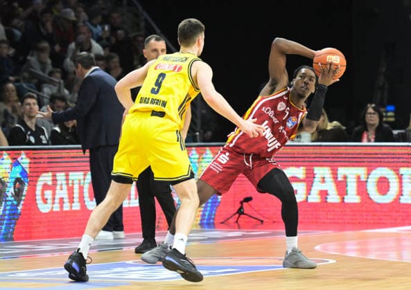 08.03.2026, xlakx, Basketball easyCredit BBL Bundesliga, Alba Berlin - Fitness First Würzburg Baskets v.l. Jonas Mattisseck (Alba Berlin), Marcus Carr (Würzburg Baskets) Zweikampf, Duell, Kampf, tackle Berlin