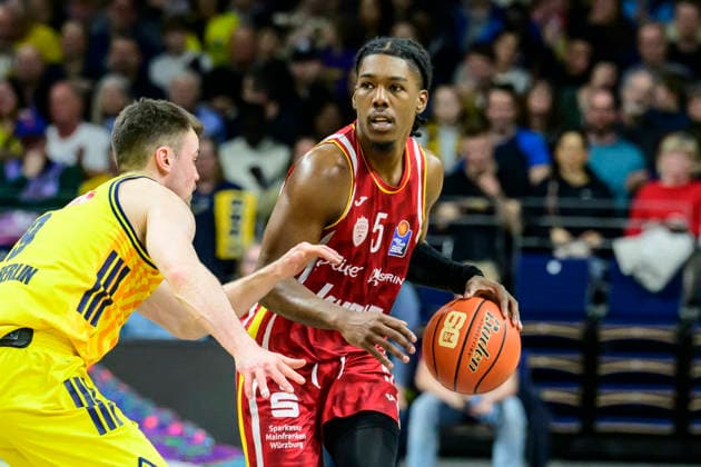 GER, Berlin, basketball, Alba Berlin vs Fitness First Wuerzburg Baskets, at the Max-Schmeling-Halle , BBL, pictured from left: Jonas Mattisseck (Alba 09), Marcus Carr (Wuerzburg 05), Action, duels, fighting for the ball, March 8, 2026 Copyright: HMBxMedia UwexKoch