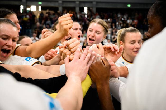 Handball, Frauen: EM-Qualifikation, Deutschland - Slowenien, 2. Runde, Gruppe 3, Schlussjubel Schlußjubel Emotion Freude Hände, Feature Heidelberg SNP Dome Baden-Württemberg Deutschland