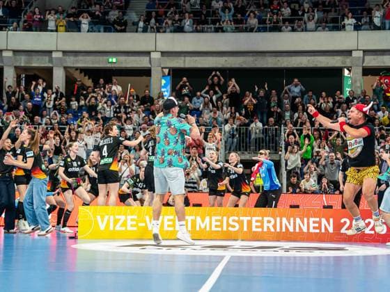 Lorenz Bueffel feiert mit der deutschen Nationalmannschaft, Deutschland vs. Slowenien, Handball, EM-Qualifikation, Frauen, Spielzeit 2025 2026, 08.03.2026, Deutschland vs. Slowenien, Handball, EM-Qualifikation, Frauen, Spielzeit 2025 2026, 08.03.2026 Heidelberg Copyright: xEibner-Pressefoto MichaelxSchmidx EP_MST