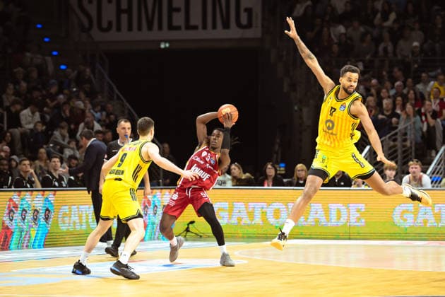 08.03.2026, xlakx, Basketball easyCredit BBL Bundesliga, Alba Berlin - Fitness First Würzburg Baskets v.l. Jonas Mattisseck (Alba Berlin), Marcus Carr (Würzburg Baskets), Norris Agbakoko (Alba Berlin) Zweikampf, Duell, Kampf, tackle Berlin