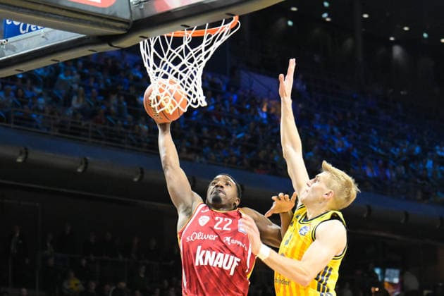 08.03.2026, xlakx, Basketball easyCredit BBL Bundesliga, Alba Berlin - Fitness First Würzburg Baskets v.l. Johnathan Stove (Würzburg Baskets), Sam Griesel (Alba Berlin) setzt zum Korbwurf an Berlin