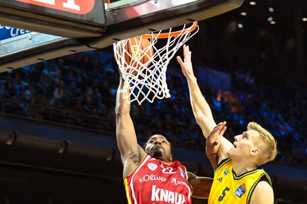 08.03.2026, xlakx, Basketball easyCredit BBL Bundesliga, Alba Berlin - Fitness First Würzburg Baskets v.l. Johnathan Stove (Würzburg Baskets), Sam Griesel (Alba Berlin) setzt zum Korbwurf an Berlin