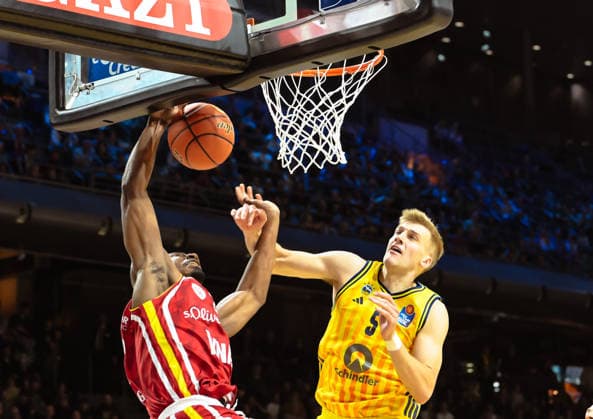 08.03.2026, xlakx, Basketball easyCredit BBL Bundesliga, Alba Berlin - Fitness First Würzburg Baskets v.l. Johnathan Stove (Würzburg Baskets), Sam Griesel (Alba Berlin) setzt zum Korbwurf an Berlin