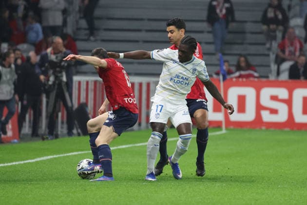 FOOTBALL : LOSC Lille vs FC Lorient - Ligue 1 J25 - 08 03 2026 Jean-Victor MAKENGO (FC Lorient) et Romain PERRAUD (LOSC Lille) lors du match LOSC Lille vs FC Lorient, Ligue 1 J25, Decathlon Arena stade Pierre Mauroy, le 8 mars 2026 - photo Laurent Sanson PsnewZ  Copyright: xLaurentxSANSONx xPsnewZx