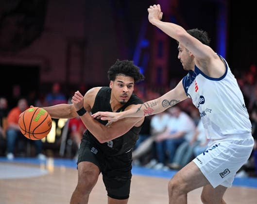 08.03.2026, xophax, Köln , Cologne , Motorworld Basketball Pro A. Rheinstars gegen VFL Bochum Maximilian Begue ( Rheinstars ) , links und Aitor Julen Pickett Lazo , rechts ( Bochum ) Köln