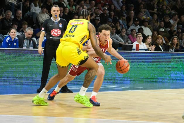 08.03.2026, xlakx, Basketball easyCredit BBL Bundesliga, Alba Berlin - Fitness First Würzburg Baskets v.l. J Wan Roberts (Alba Berlin), Brae Ivey (Würzburg Baskets) Zweikampf, Duell, Kampf, tackle Berlin