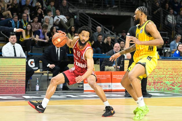 08.03.2026, xlakx, Basketball easyCredit BBL Bundesliga, Alba Berlin - Fitness First Würzburg Baskets v.l. Davion Mintz (Würzburg Baskets), J Wan Roberts (Alba Berlin) Zweikampf, Duell, Kampf, tackle Berlin