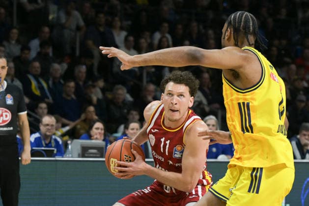 08.03.2026, xlakx, Basketball easyCredit BBL Bundesliga, Alba Berlin - Fitness First Würzburg Baskets v.l. Brae Ivey (Würzburg Baskets), J Wan Roberts (Alba Berlin) Zweikampf, Duell, Kampf, tackle Berlin