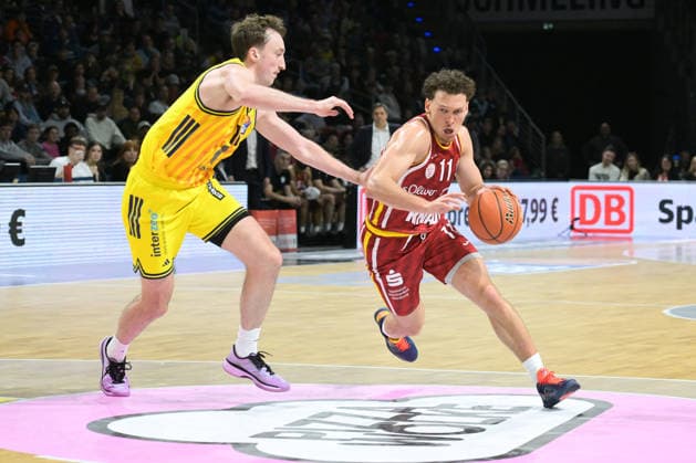 08.03.2026, xlakx, Basketball easyCredit BBL Bundesliga, Alba Berlin - Fitness First Würzburg Baskets v.l. Moses Wood (Alba Berlin), Brae Ivey (Würzburg Baskets) Zweikampf, Duell, Kampf, tackle Berlin