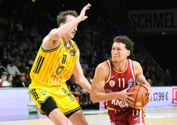 08.03.2026, xlakx, Basketball easyCredit BBL Bundesliga, Alba Berlin - Fitness First Würzburg Baskets v.l. Moses Wood (Alba Berlin), Brae Ivey (Würzburg Baskets) Zweikampf, Duell, Kampf, tackle Berlin