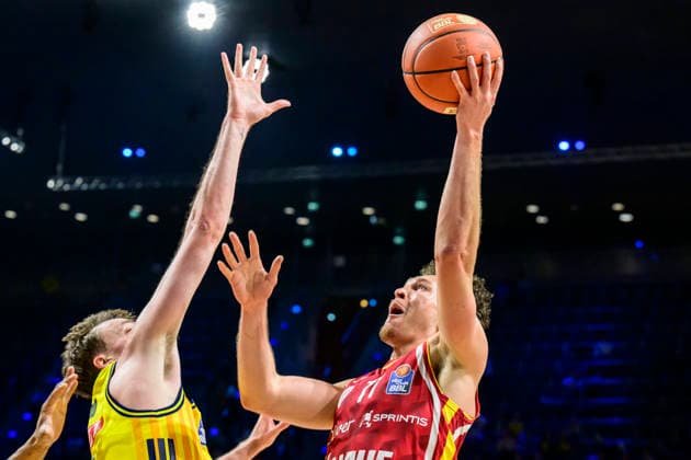 GER, Berlin, basketball, Alba Berlin vs Fitness First Wuerzburg Baskets, at the Max-Schmeling-Halle , BBL, pictured from left: Moses Wood (Alba 11), Brae Ivey (Wuerzburg 11), Action, duels, fighting for the ball, March 8, 2026 Copyright: HMBxMedia UwexKoch