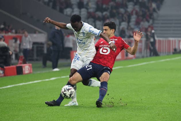 FOOTBALL : LOSC Lille vs FC Lorient - Ligue 1 J25 - 08 03 2026 Arthur AVOM EBONG (FC Lorient) et Benjamin ANDRE (LOSC Lille) lors du match LOSC Lille vs FC Lorient, Ligue 1 J25, Decathlon Arena stade Pierre Mauroy, le 8 mars 2026 - photo Laurent Sanson PsnewZ  Copyright: xLaurentxSANSONx xPsnewZx