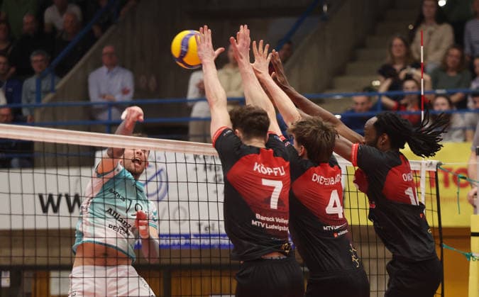 Ludwigsburg , 1. Bundesliga Volleyball Barock Volleys MTV Ludwigsburg vs. SWD powervolleys Düren , von links:Ryan Poole ( Düren ) Tim Köpfli Darius Diefenbach Nyherowo Omene ( Ludwigsburg )