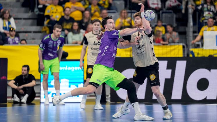 v.li.: Robert Timmermeister (RNL, 7), Johannes Wasielewski (BHC, 77), Zweikampf, Spielszene, Duell, duel, tackle, tackling, Dynamik, Action, Aktion, 08.03.2026, Mannheim (Deutschland), Handball, Bundesliga, Rhein-Neckar Löwen - Bergischer HC